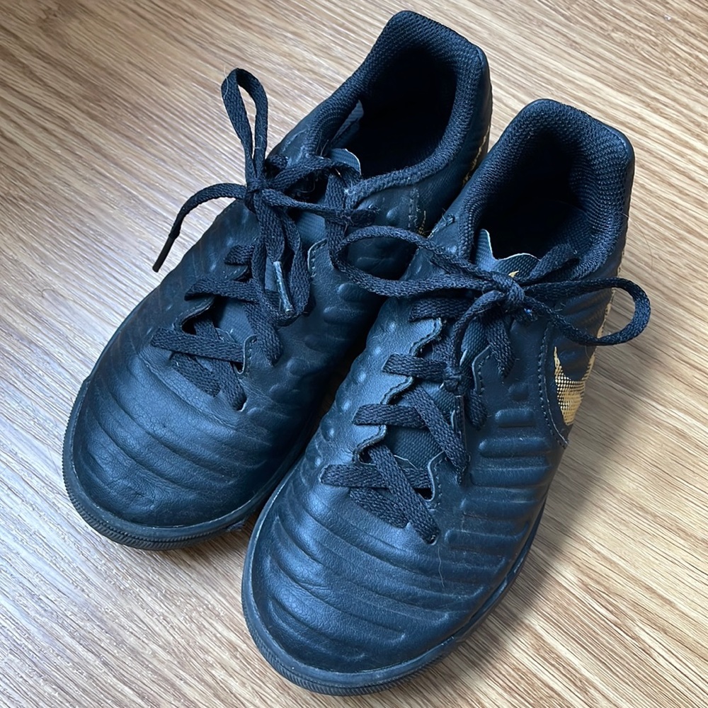 NIKE US12.5 indoor SOCCER SHOES